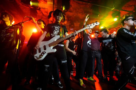 回望2025‧環球圖輯｜杭州音樂節火熱　龐克樂迷激情同樂