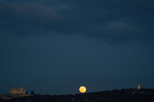 回望2025‧環球圖輯｜雅典古蹟映雪月　歷史夜空現詩意