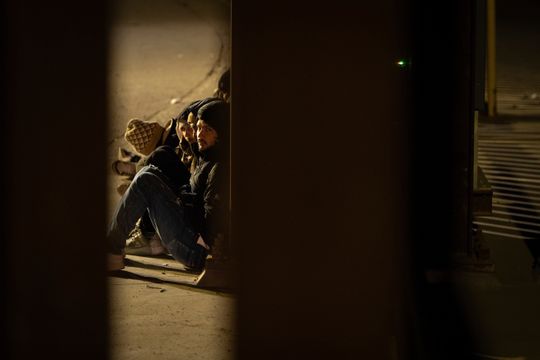 回望2025‧環球圖輯｜美墨邊境牆之間　無證移民黎明苦候