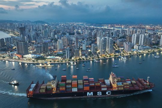 回望2025‧環球圖輯｜南美物流樞紐 巨型貨櫃船抵巴西最大港口