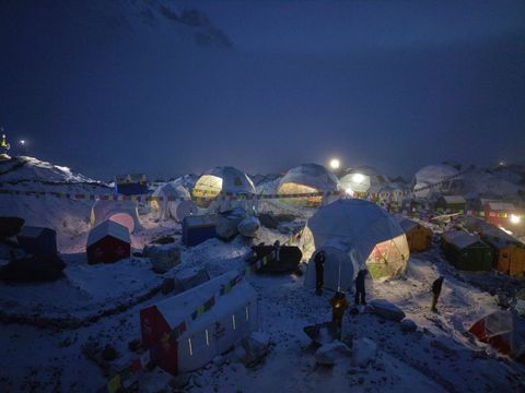 回望2025‧環球圖輯｜世界屋脊下的等待　登山客駐足基地營備征途