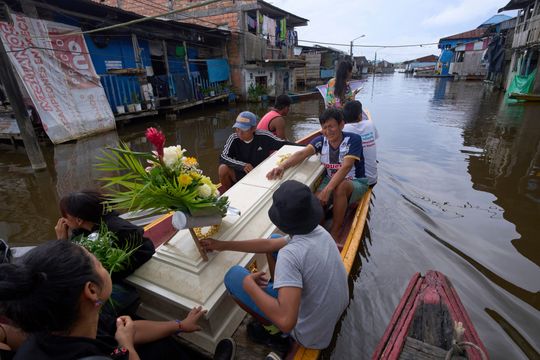 回望2025‧環球圖輯|雨災葬禮 親友乘舟送別早逝少年 回望2025‧環球圖輯|雨災葬禮 親友乘舟送別早逝少年