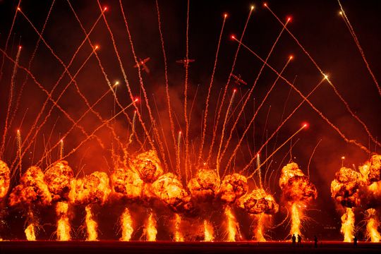 回望2025‧環球圖輯｜羅馬尼亞國際航展　特技飛機與煙花共舞夜空