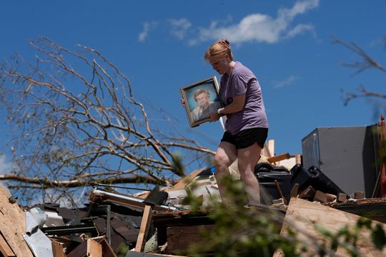 回望2025‧環球圖輯｜龍捲風毀家園　肯塔基少女搶救家庭合照