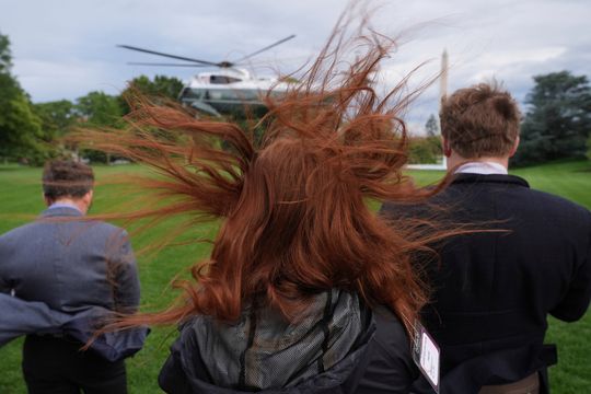 回望2025‧環球圖輯｜特朗普乘專機赴加密貨幣晚宴　民眾白宮外觀望