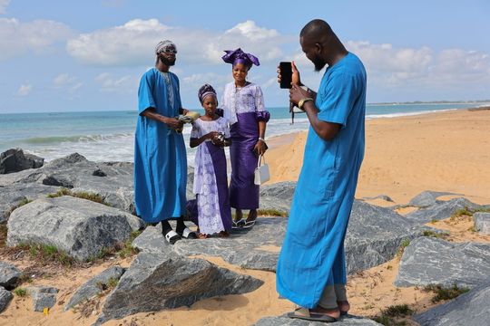 回望2025‧環球圖輯｜宗教與自然交融　迦納家庭節日海灘溫馨合照