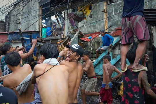 回望2025‧環球圖輯|馬尼拉貧民區火劫後 居民廢墟中尋電線維生 回望2025‧環球圖輯|馬尼拉貧民區火劫後 居民廢墟中尋電線維生