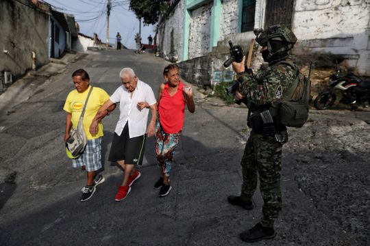 回望2025‧環球圖輯｜哥倫比亞社區軍巡　街頭軍民共處一景