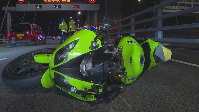 青衣三車相撞　電單車司機受傷