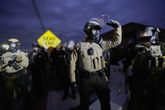 回望2025‧環球圖輯｜美移民政策爭議持續　中轉設施外再現抗議對峙