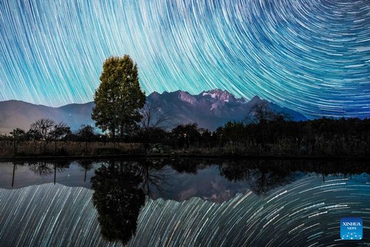 回望2025‧環球圖輯｜雲南麗江夜空　雙子座流星雨與星軌共繪天幕奇觀