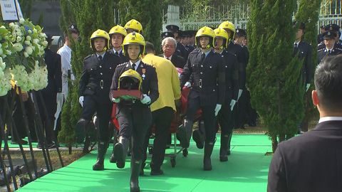 宏福苑五級火｜何偉豪靈柩浩園下葬　親友逐一上前獻花