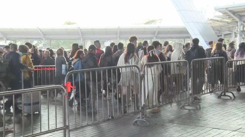 聖誕節｜截至下午四時逾56萬市民離港　深圳灣口岸出境大堂內外一度逼滿人