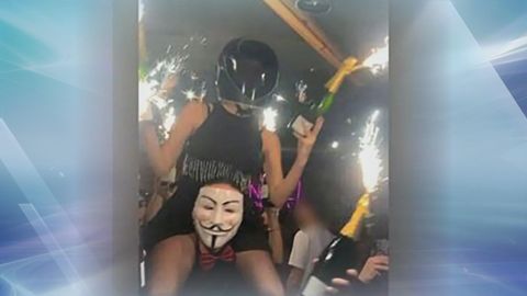 瑞士酒吧火災事發前後畫面曝光　料多人手持煙花蠟燭太近天花板肇禍