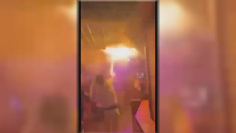 瑞士酒吧火災疑與煙花棒燒著天花板有關　當局追查隔音棉是否合規