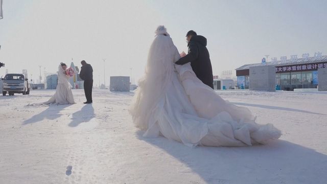 Mass ice wedding held at the Harbin Ice and Snow World, 15 degrees Celsius below zero 