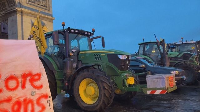 French farmers drive 100 tractors into Paris 
