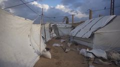 Strong winds in central Gaza cause hardship for those living in tents