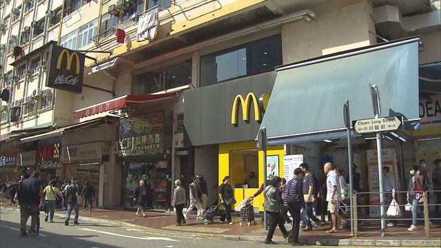 非華裔男子荃灣快餐店持刀揮舞　涉管有攻擊性武器被捕