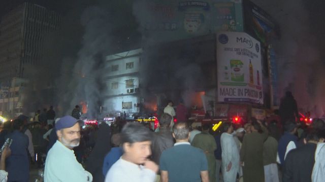 Three people killed in Pakistan shopping mall fire