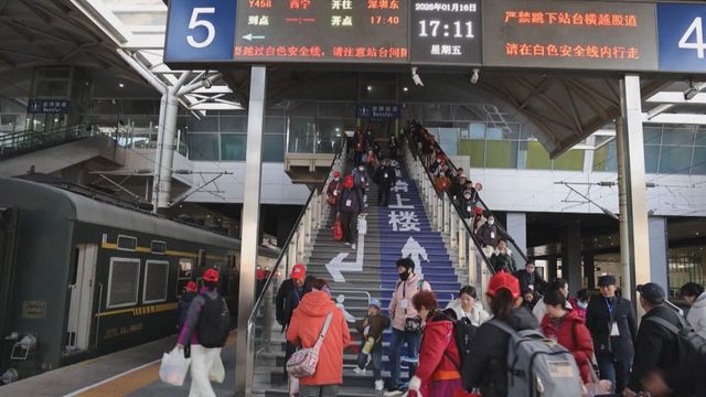 China launches first cross-province and cross-sea tourist train