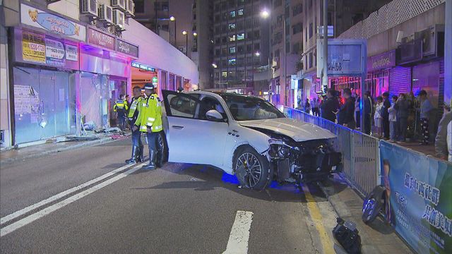 私家車港島半山疑失控衝上行人路　撞毀店舖玻璃