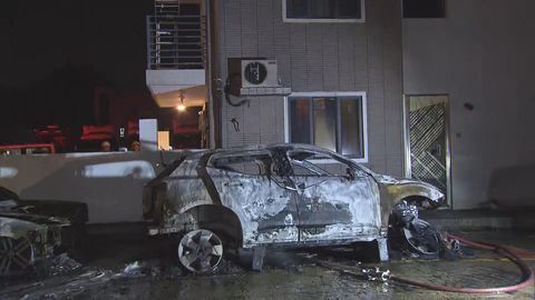 天水圍露天停車場兩私家車起火　無人傷