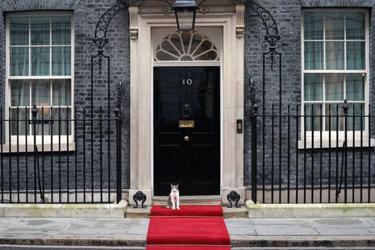 施紀賢任命大使捲愛潑斯坦風波　暫保英國相位惟民調見底｜即睇國際傳媒分析