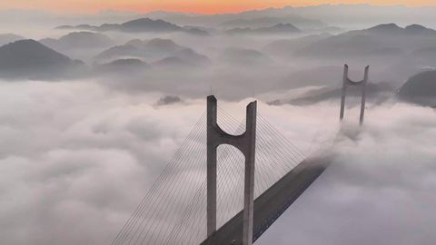 Gongshui River National Wetland Park in Hubei wrapped in sea of clouds