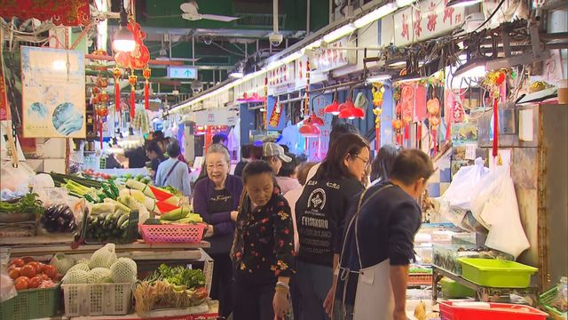 Busy market stalls on lunar new year's eve