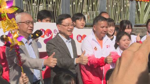 CE John Lee visits Kwun Tong Lunar New Year Fair, buys flowers and greets public