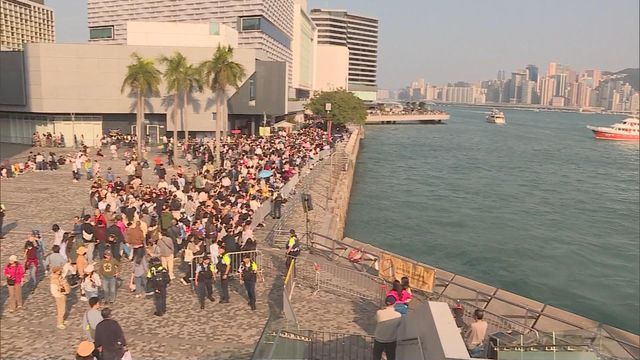 農曆煙花匯演夜晚八時維港上演　不少民眾下午到場霸位