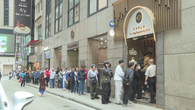 $200 mil Year of Horse jackpot for Mark Six attracted long queues