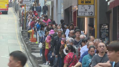 六合彩｜新春金多寶今晚攪珠　多個投注站排長龍市民冀獲兩億「大利是」