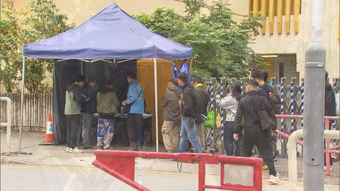 宏福苑盜竊案｜警方加強安保用金屬探測器搜身　有工人表示理解