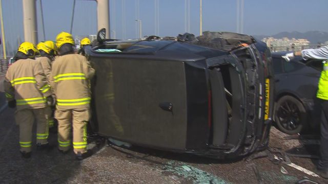 Mass pile-up on Tsing Ma Bridge disrupts airport traffic Mass pile-up on Tsing Ma Bridge disrupts airport traffic