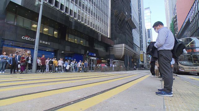 提提你｜警方今起全港嚴厲執法　打擊亂過馬路及司機不專注駕駛