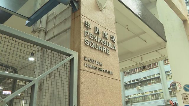 A man reported being tricked out of 73kg of gold bars, worth $95mn, in Hung Hom A man reported being tricked out of 73kg of gold bars, worth $95mn, in Hung Hom