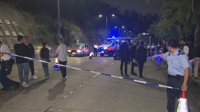 葵涌一名持刀男子遭警員開五槍擊中 昏迷送院 葵涌一名持刀男子遭警員開五槍擊中 昏迷送院