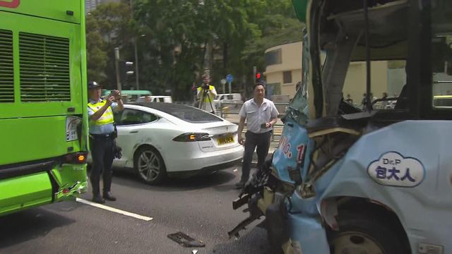 沙田小瀝源廣善街三車相撞　至少8人受傷