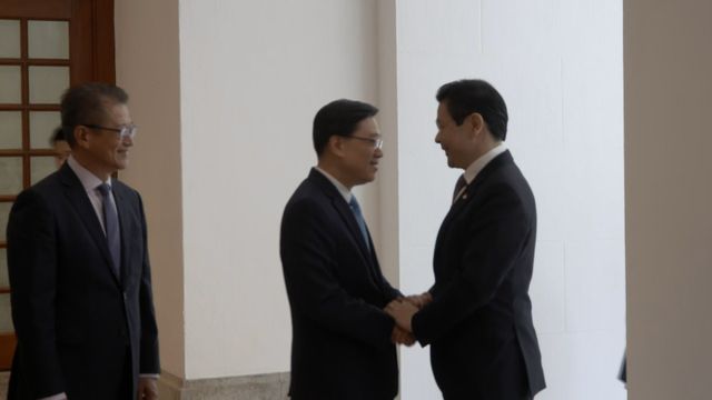 John Lee meets with Singapore Prime Minister Lawrence Wong