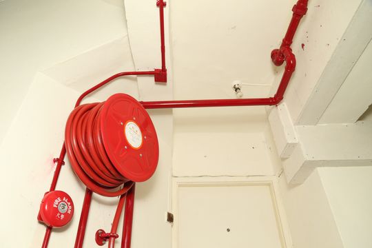 消防系統四大防線：偵測警報滅火疏散　連動運作守護大廈安全｜延伸閱讀