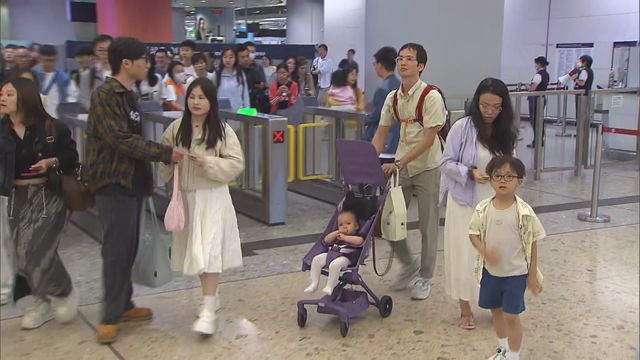 Many tourists going in and out of HK for holiday