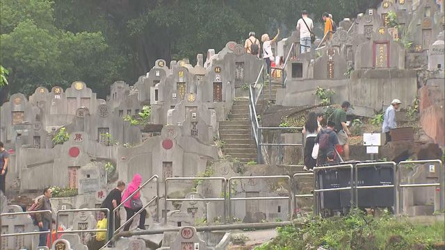 Residents flock to cemeteries for grave sweeping Residents flock to cemeteries for grave sweeping
