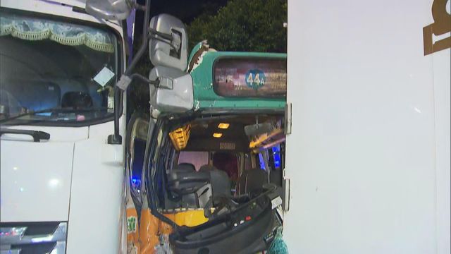 新田公路三車相撞近一小時後五車相撞　至少17傷一死