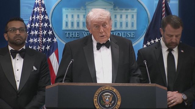 Man arrested after storming Trump dinner 