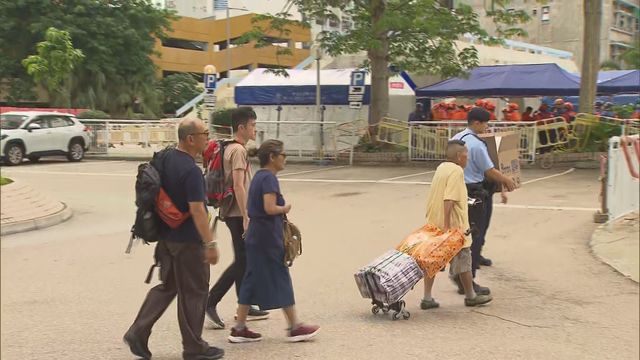 Wang Fuk Court residents continued to go back to collect belongings