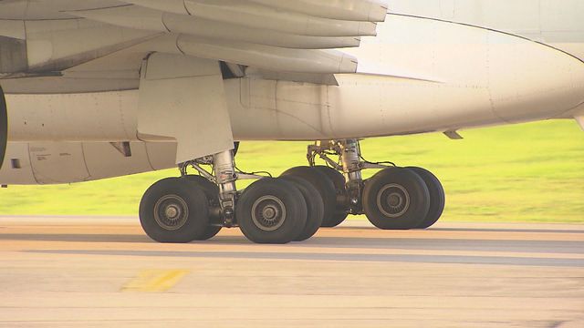 內地男子涉在航班上盜取另一名乘客逾三萬港元　已被警方扣查