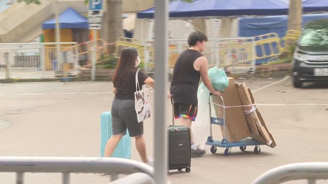 Residents of Wang Chi House return to collect belongings following Tai Po fire
Residents of Wang Chi House return to collect belongings following Tai Po fire