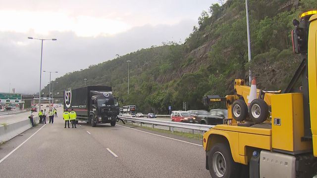 長青公路三車相撞至少六傷　50多歲管制站職員困車底送院後不治